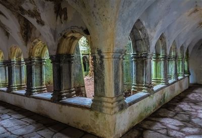 Gänge in der Muckross Abbey